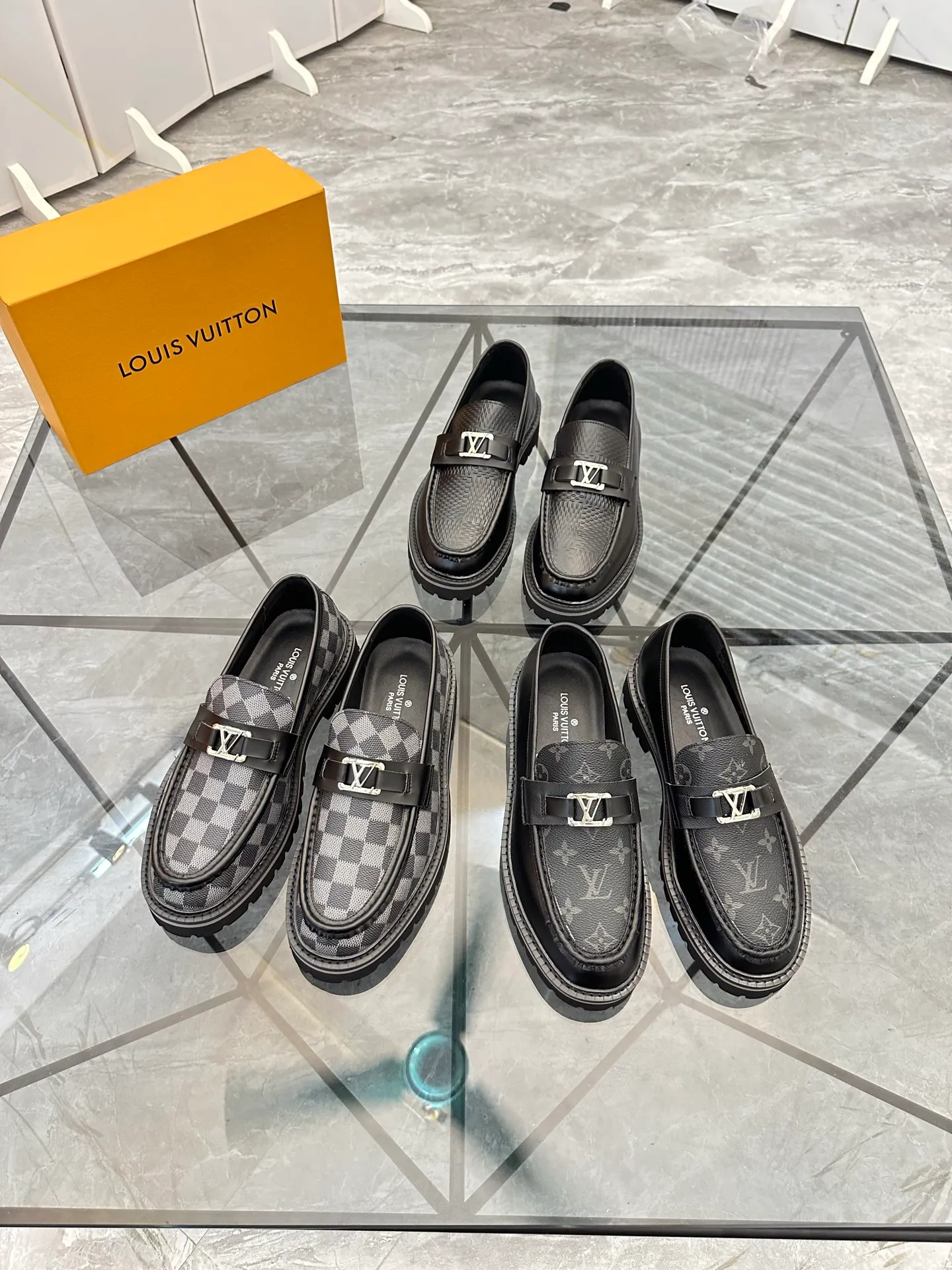 Selling men's shoes 💰: 💰P460¥ Product trademark: LV* "Louis Vuitton*" leather shoes Regular size: 40-45 (can be customized to 46) Product materials: imported cowhide upper, sheepskin lining, original outsole. Number: 558